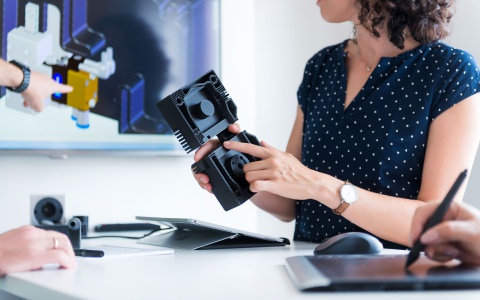 Dr.-Ing. Sybille Hopman mit additiv gefertigtem Bauteil